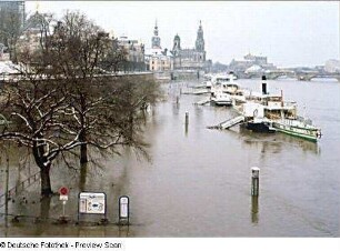 Elbehochwasser. Blick von der Carolabrücke über überschwemmtes Terrassenufer und Dampferanlegestellen