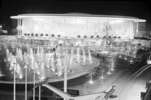Brüssel: Pavillon der USA [bei Nacht]