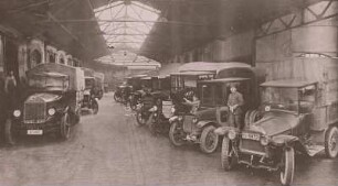 Dresden, Rosenstraße 99. Bäckerei der Dresdner Lebensmittelgesellschaft m.b.H., der Krafwagenpark vor der Ausfahrt