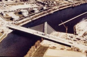 2. Mainbrücke-Hoechst : Werkstraße und Bahn