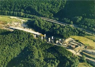 Franzosenschluchtbrücke Überbau Fahrbahn München - Stuttgart im Bau Im Hintergrund die alte Brücke.