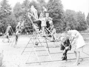 Leben im Dorf Hohburg (Wurzen): Kinderbetreuung auf dem Spielplatz