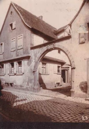 Haus mit Toreinfahrt
