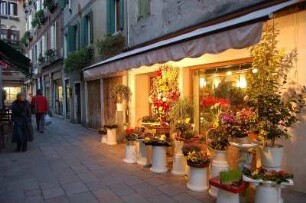 Venedig - Blumenladen : Blumenladen am Abend im Stadtteil Cannaregio, aufgenommen 2007 in Venedig