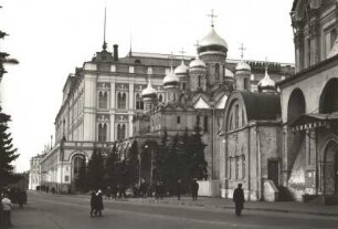 Moskau. Kreml. Grosser Kremlpalast, Blagoweschtschenski- und Archangelski-Kathedrale