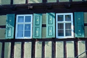 Detail am Pfarrhaus: Fenster mit Fensterläden