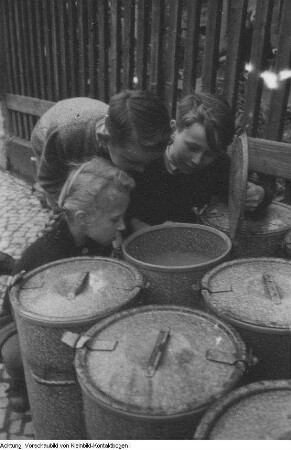 Internationales Rotes Kreuz. Kinderspeisung durchgeführt von der Volkssolidarität, 1949