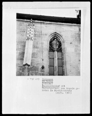Fensterrelief mit Madonna, von Engeln gekrönt im Strahlenkranz