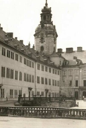 Rudolstadt. Heidecksburg. Das Geländer im Vordergrund begrenzt die Pferdeschwemme auf dem Schlosshof. Dahinter liegt der Schlossaufgang, der von der Stadt her direkt in den Schlosshof führt