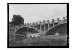 Zweibogige Brücke : Südthailand. Ansicht der fast vollendeten zweibogigen Betonbrücke, 1912/1913