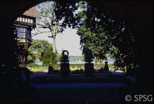 Potsdam, Neuer Garten, Schloss Cecilienhof, Blick aus dem Prinzenhof auf den Blumengarten.