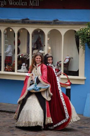 Historische Gewänder : Historisch kostümierte Mädchen verteilen in Windsor Werbeblätter. Aufgenommen im Mai 2006. Foto Uwe Gerig