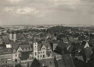 Blick vom Turm der Kirche St. Petri über den Obermarkt auf das Rathaus und die Unterstadt