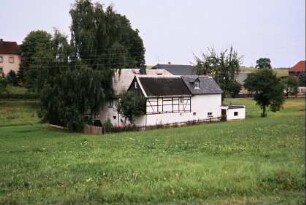 Hof am Ostrand des Ortes, durch dessen Küche die Landesgrenze verläuft (oder verlief)