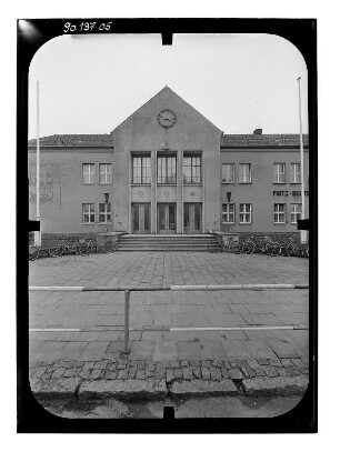 Zarrentin, Rosenstraße 27. Fritz-Reuter-Oberschule (um 1965). Eingangsfront (Teilansicht) von Westen