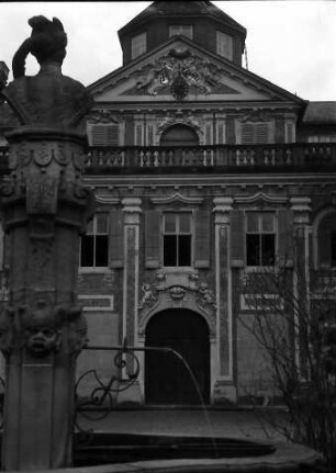 Schloss Favorite; Portal mit Brunnen im Vordergrund