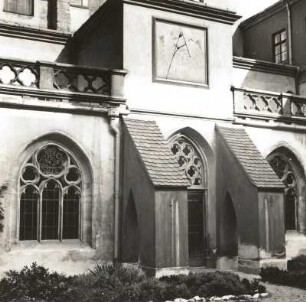 Pannonhalma, Ungarn. Klosterburg Erzabtei Martinsberg, Innenhof mit frühgotischem Kreuzgang (1225)