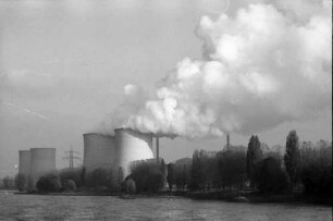 Biblis: Dampfwolke des Atomkraftwerks, mit Licht von Süden