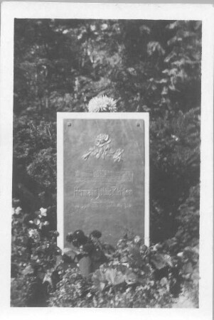 Grabstein für Hermann Julius Richter : Dresden. Grabstein für Hermann Julius Richter. Sandstein, Bronze (1936; E. Richter)