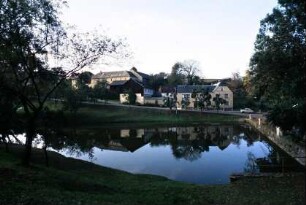 Teich und anliegende Häuser