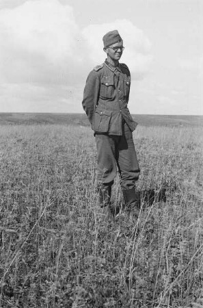 Zweiter Weltkrieg. Frontbilder. Sowjetunion. Angehöriger der deutschen Wehrmacht vor ebener Landschaft