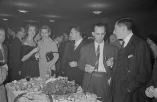 Gäste eines Empfanges am Buffet