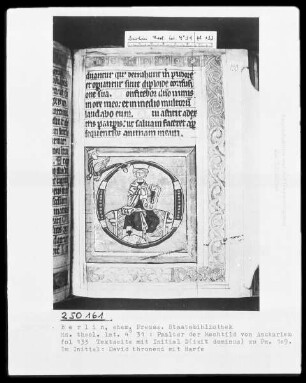 Psalter der Mechthild von Anhalt — Initiale D (ixit dominus), darin David thronend mit Harfe, Folio 133recto