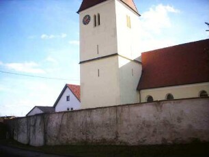 Ansicht von Norden mit Kirche (Kirchturm im Kern Frühgotisch-Langhaus Gotisch neu aufgeführt und Barock überarbeitet) über Kirchhofmauer (Wehrgang im 18 Jh abgetragen)