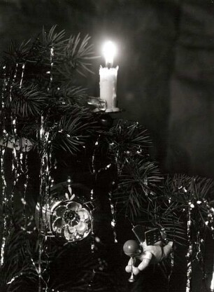 Weihnachtsbaumzweig mit Kerze, Glaskugel und Hängeengel mit Blasinstrument (Wendt und Kühn)