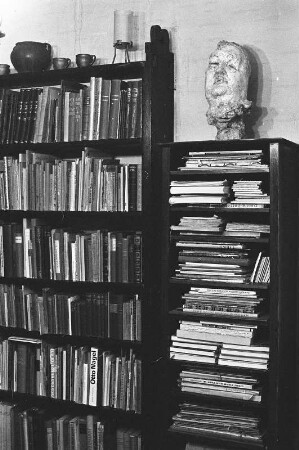 Wilhelm-Fraenger-Haus in Potsdam, Tschaikowskiweg 4. Bücherregale im Arbeitszimmer. Ansicht mit Porträtkopf Wilhelm Fraengers (vor 1964; H. Gerdes)