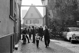 Rüdesheim: Straße, Hintergrund Giebelhaus