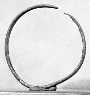 Armring mit spitzen Enden