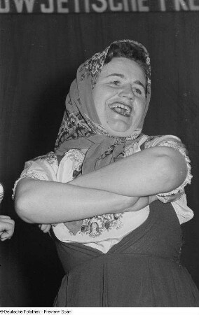 Tänzerin einer Kulturveranstaltung der HO Industriewaren Leipzig-Stadt im Rahmen des Monats der Deutsch-Sowjetischen Freundschaft