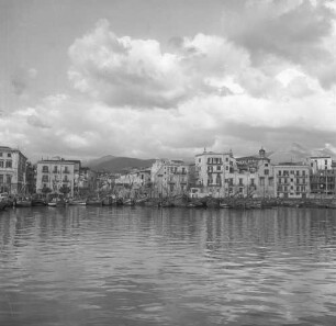 Palermo, La Cala. Blick über den ältesten Teil des Hafens mit Fischerbooten auf die Stadt