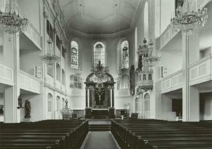 Glauchau, Stadtkirche Sankt Georg, Inneres, Blick durch das Mittelschiff zum Altar