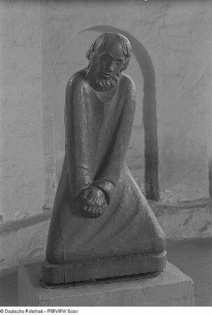 Der Zweifler. Teakholz, geschnitzt; H. 108 cm (1937; E. Barlach). Güstrow: Gertrudenkapelle