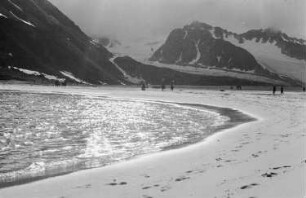Reisefotos Norwegen. Spitzbergen. Landgang von Passagieren der "Milwaukee" am Strand der Magdalenenbucht