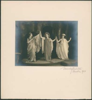 "Der Sturm" von William Shakespeare. Szene mit Deli Maria Teichen als Juno, Antonia Dietrich als Ceres und Lotte Gruner als Iris. Dresden: Schauspielhaus, 29.06.1930