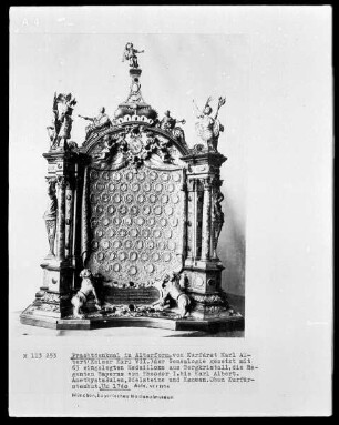 Prachtdenkmal in Altarform, von Kurfürst Karl Albert (Kaiser Karl VII.) der Genealogie gesetzt mit 63 eingelegten Medaillons, die Regenten Bayerns von Theodor I. bis Karl Albert