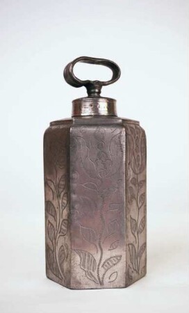Sechseckige Zinnflasche