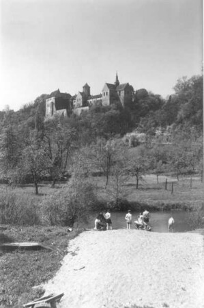 Goseck. Schloss (16./17. Jh.). Ansicht über die Saale