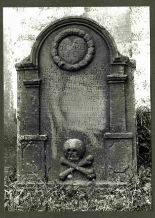 Friedhof. Grabstein des 10 jährigen Johann Georg Klippel, 1737