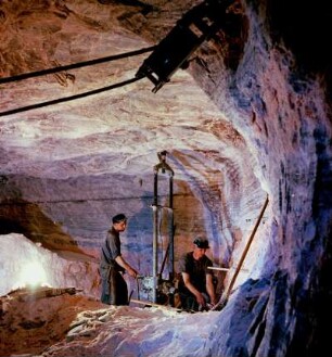 VEB Kalibetrieb Werra - Merkers / Kaliwerk Merkers. Zwei Kumpel untertage an einer Abbauvorrichtung : Merkers. VEB Kalibetrieb Werra - Merkers / Kaliwerk Merkers. Zwei Kumpel untertage an einer Abbauvorrichtung
