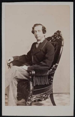 Porträt Ferdinand von Strantz (1821-1909; Schauspieler, Regisseur). Albuminabzug auf Karton (Carte-de-visite mit Atelieraufdruck verso)