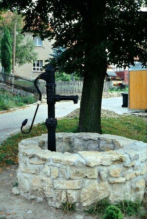 Pumpe in einem neu gemauerten Brunnen
