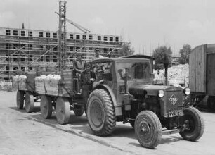 Dresden. Enttrümmerung der Innenstadt, Trümmertransport : Betriebsfachschule Neubau