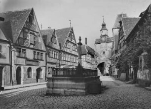 Rothenburg ob der Tauber, Röderbrunnen : Rothenburg ob der Tauber. Rödergasse mit Röderbrunnen