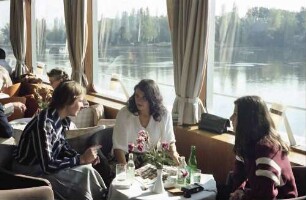 Bingen: Damen am Frühstückstisch, im Salon