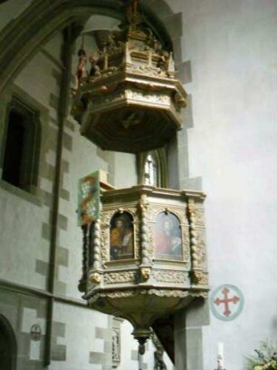 Rieden-Langhaus Innen-Triumphbogen im Süden - Kanzel mit vollplastischer Ornamentierung in Farbigkeit sowie Baldachin von Südwesten in Übersicht