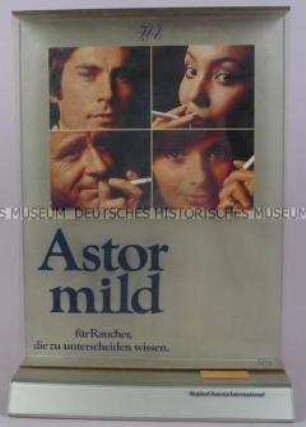 Werbeaufsteller für "Astor Mild"-Zigaretten,"Für Raucher,die zu unterscheiden wissen."